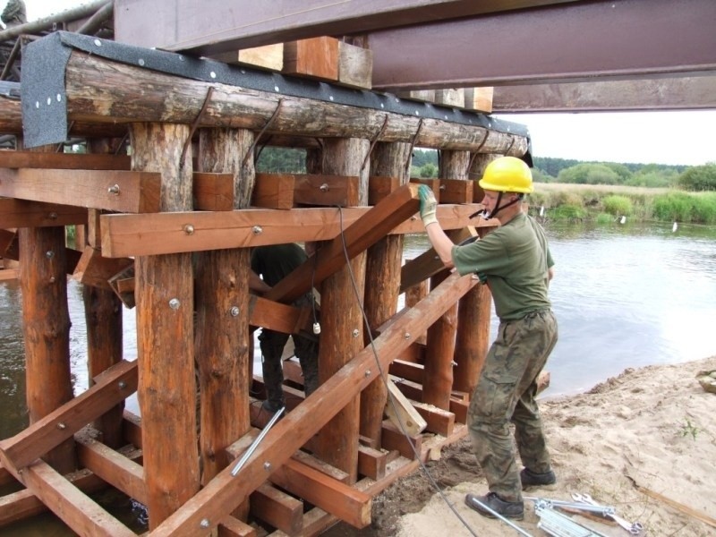 Wojsko odbudowuje most na Pilicy we wsi Chałupy koło...