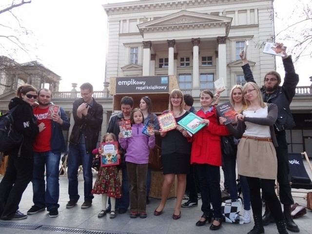 W przypadający we wtorek Dzień Książki na placu Wolności w Poznaniu odbył się flashmob "5 minut dla książki