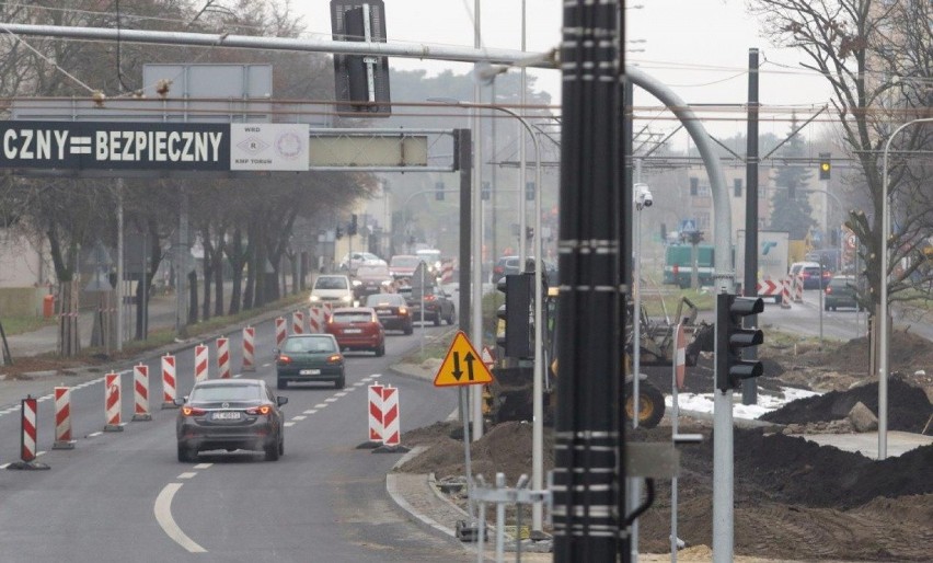 Roboty budowlane na Placu Niepodległości w Toruniu na finiszu. Sprawdź, jak wygląda nowe rondo