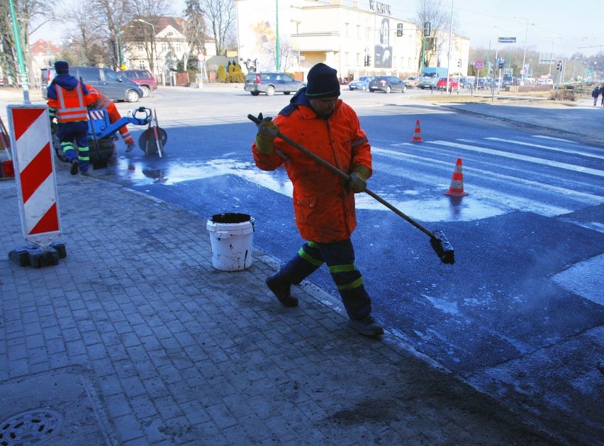 Drogowcy załatali dziurę na ulicy Nowowiejskiego