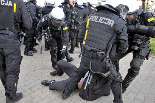 Interwencja policjantów podczas Derbów Krakowa w 2013 roku.