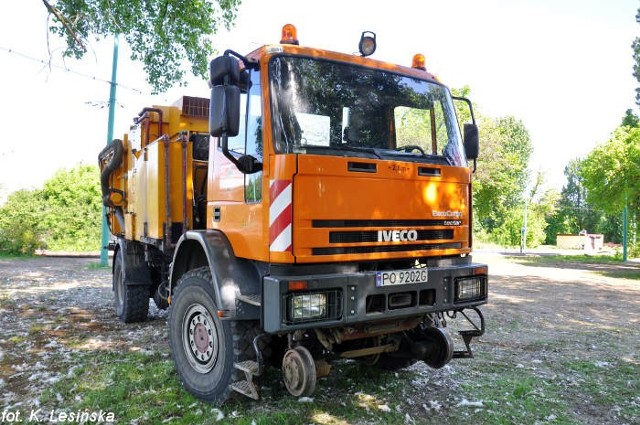 Takim sprzętem MPK sprawdza i czyści torowisko po dłuższym nieużywaniu