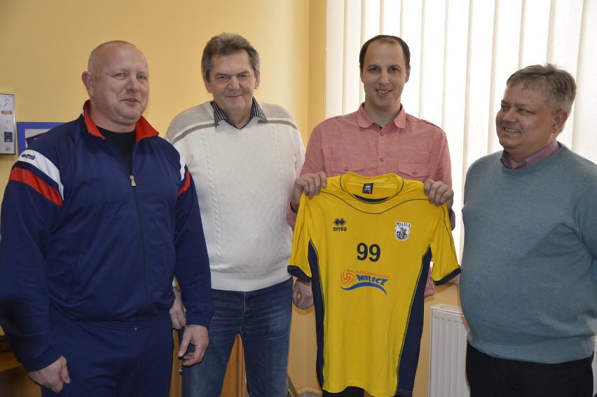 Od lewej: II trener Maciej Pańszczyk, prezes Henryk Lech,...