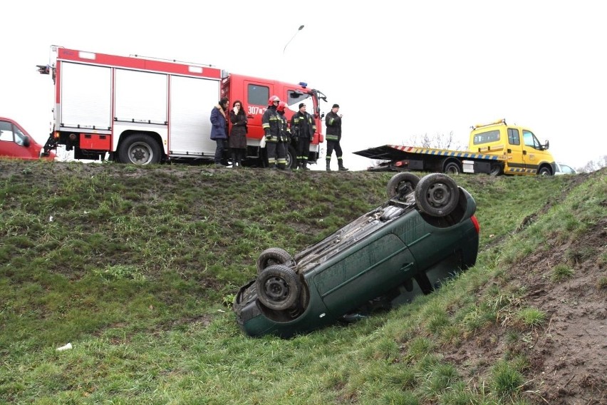 Wrocław: Samochód dachował na obwodnicy śródmiejskiej (ZDJĘCIA)