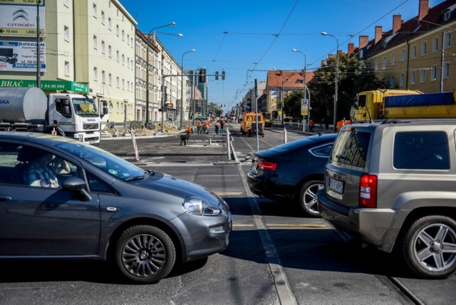 Kierowcy muszą uważać na ul. Dąbrowskiego. Został tam przeniesiony ruch na drugą stronę skrzyżowania z Żeromskiego