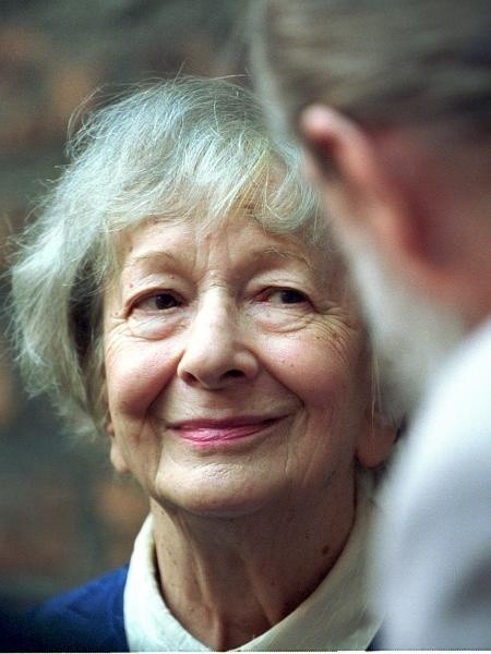 W tomie &quot;Wielkiej liczbie&quot; poetka ujawniła sw&oacute;j filozoficzny sceptycyzm, kt&oacute;ry sprzymierza się z etycznym maksymalizmem. Szymborska demonstruje ironiczny dystans wobec wszelkich przejaw&oacute;w narzucania komuś swoich własnych przekonań. Poetka w swoich wierszach nie godzi się na dyktat stereotyp&oacute;w, kt&oacute;re według niej odbierają życiu spontaniczność i autentyczności. Takie postulaty znajdziemy między innymi w &quot;Uśmiechach&quot;, czy &quot;Portret kobiecy&quot;.&quot;Wielka liczba&quot; (fragment)Cztery miliardy ludzi na tej ziemi,a moja wyobraźnia jest, jak była.Źle sobie radzi z wielkimi liczbami.Ciągle ją jeszcze wzrusza poszczeg&oacute;lność.Fruwa w ciemnościach jak światło latarki,wyjawia tylko pierwsze z brzegu twarze,tymczasem reszta w prześlepienie idzie,w niepomyślenie, w nieodżałowanie.Ale tego sam Dante nie zatrzymałby.A c&oacute;ż dopiero, kiedy nie jest się.I choćby nawet wszystkie muzy do mnie