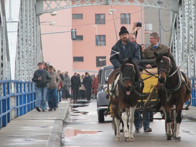 Przez liczący 110 lat most przejechała najpierw bryczka i przedwojenny samochód