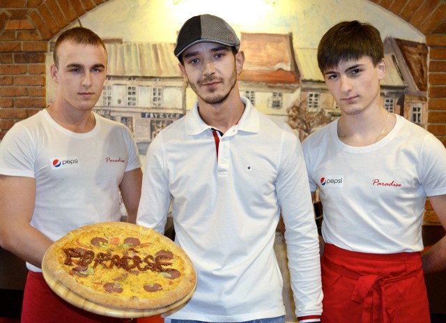 Menedżer Łukasz Czarny (w środku) wraz z kelnerami Michałem (z lewej) i Konradem (z prawej) prezentują nam pizzę Wojtyłów, którą najczęściej zamawiają goście