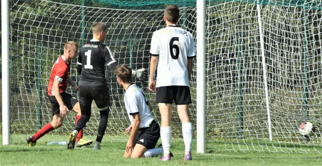 IV liga małopolska, grupa zachodnia: LKS Rajsko - Garbarnia II Kraków 2:2. Na zdjęciu: Bartłomiej Mika (w czerwonej koszulce) zdobywa drugą bramkę dla gospodarzy, ratując im punkt.