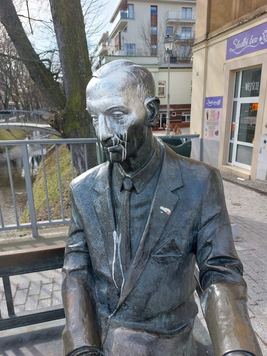 Pomnik Jana Karskiego w Kielcach oblany srebrną farbą. Policja szuka sprawcy aktu wandalizmu. Grozi mu surowa kara