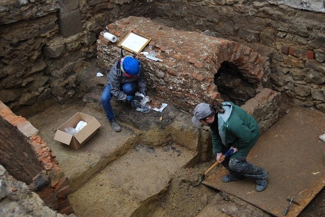 Archeolodzy odsłonili 40 grobów i przykościelny ołtarz oraz kaplicę grobową  