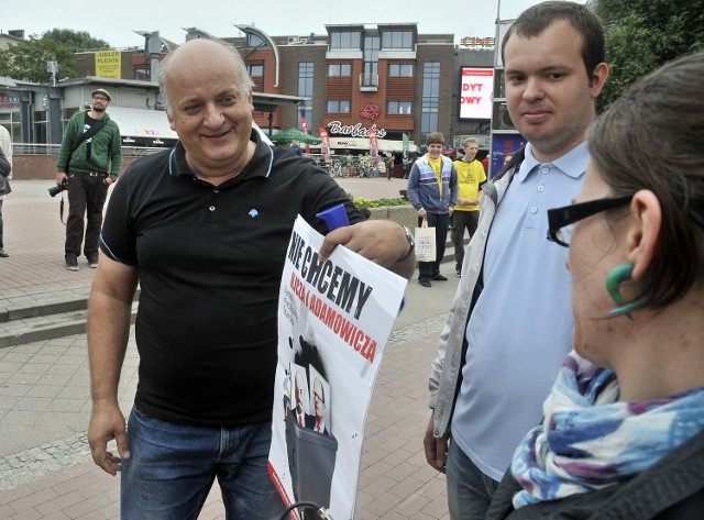 Karol Guzikiewicz z plakatem przeciw Adamowiczowi