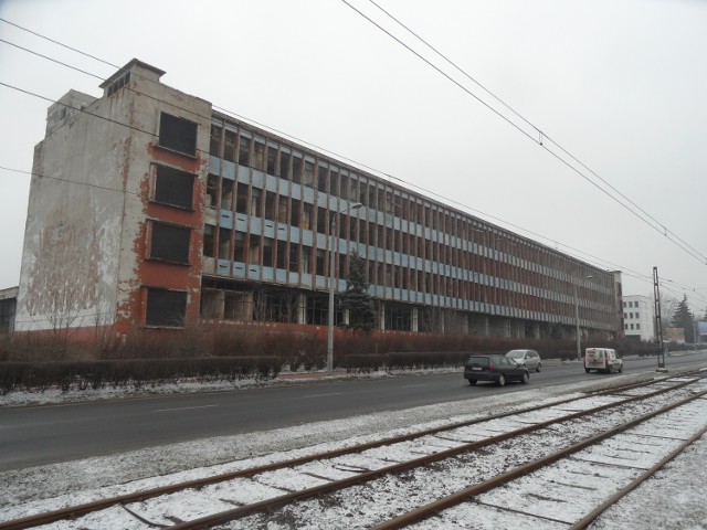 Dzisiaj po zakładach pozostał straszący budynek przy ul. Andersa. Jest na sprzedaż.