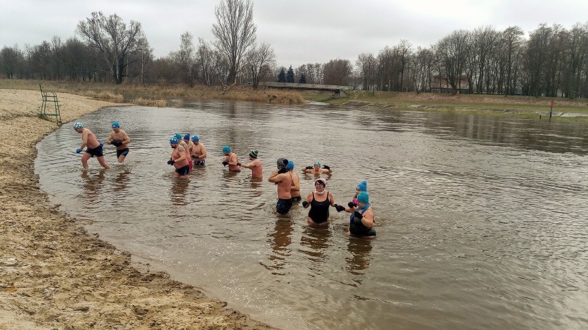 60 amatorów ekstremalnej kąpieli morsowało dziś w rzece...