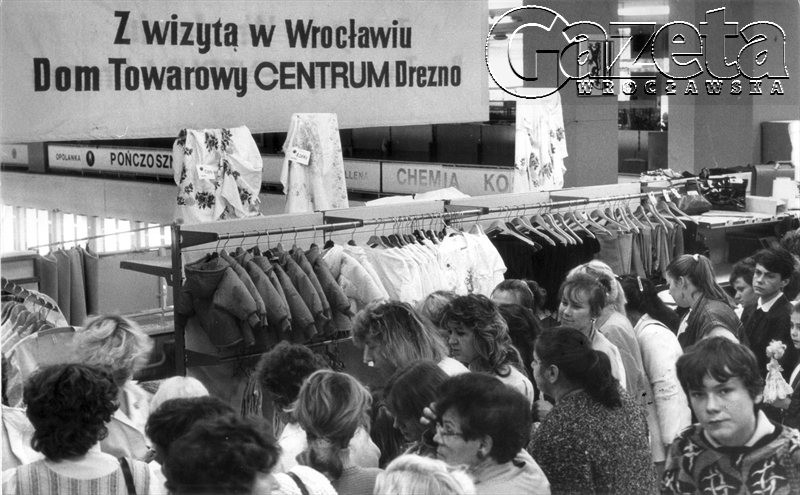 Lipiec 1989. Stoisko z towarami z Drezna we Wrocławiu