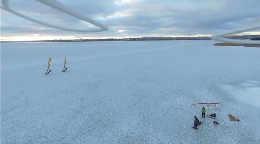 Zamarznięta Zatoka Pucka z drona.