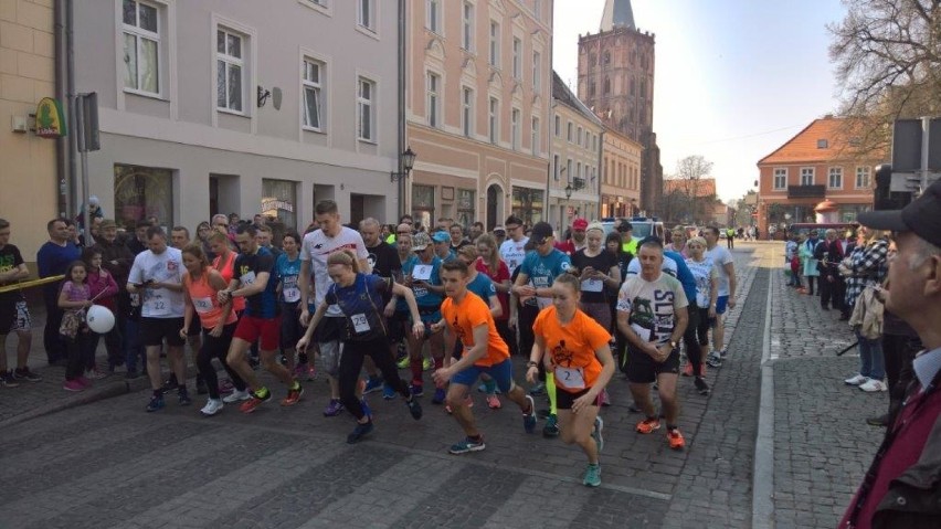 Przy pięknej pogodzie, licznie zgromadzonej publiczności i...