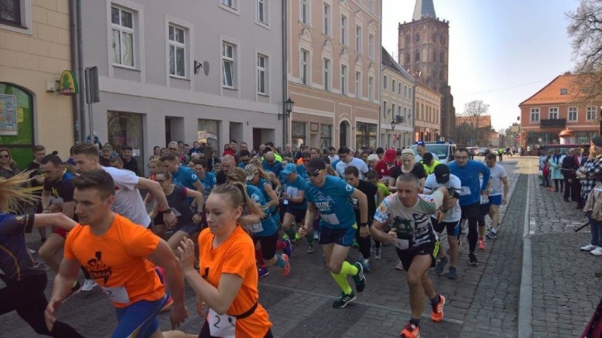 Przy pięknej pogodzie, licznie zgromadzonej publiczności i...