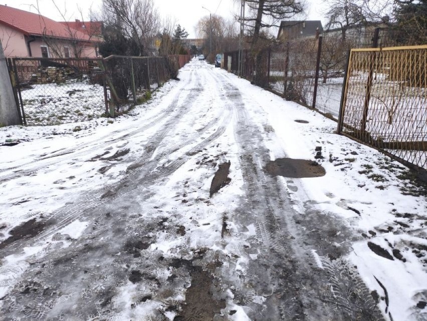 Mieszkańcy ulicy Biegunowej w Radomiu nie chcą dłużej brodzić w błocie i jeździć po dziurach. Apelują, żeby w końcu utwardzić drogę