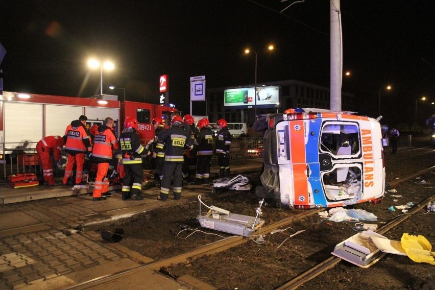 Wrocław: Wypadek karetki wiozącej noworodka. Jedna osoba nie żyje, 5 rannych (ZDJĘCIA)