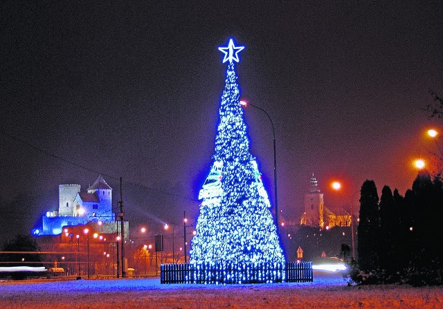BĘDZIN. Już od kilku dni wieczorem efektownie mienią się ozdoby świąteczne. Na najsłynniejszym skrzyżowaniu w Zagłębiu, tzw. nerce, stanęła piękna choinka. Druga rozbłysła na ulicy Piłsudskiego. KK