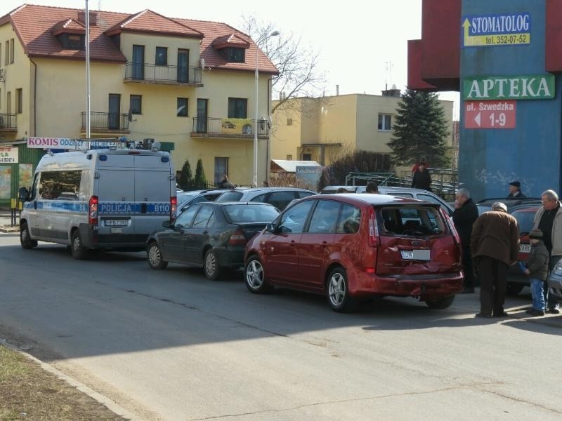 Wrocław: Zderzenie na skrzyżowaniu Strzegomskiej i Estońskiej (ZDJĘCIA)