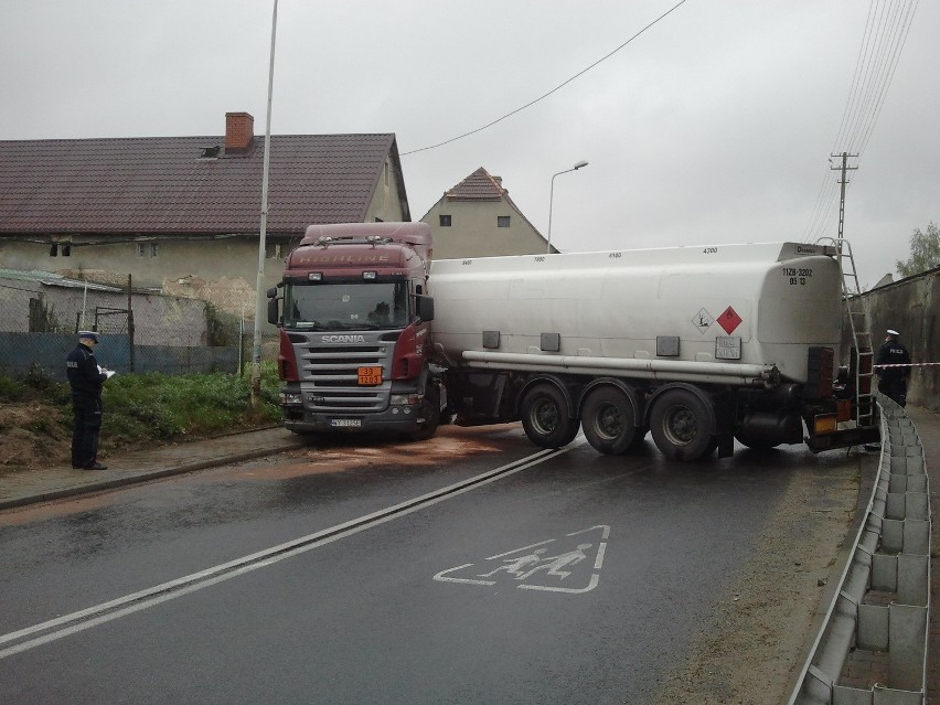 Cysterna blokuje drogę krajową nr 35 pod Wrocławiem (ZDJĘCIA)