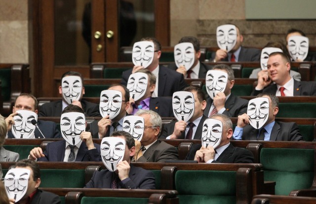 Maski Guy'a Fawkesa są symbolem haker&oacute;w z grupy Anonymous i przeciwnik&oacute;w ACTA