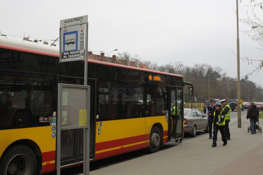 Wrocław: Wypadek autobusu. Ranna pasażerka (ZDJĘCIA)