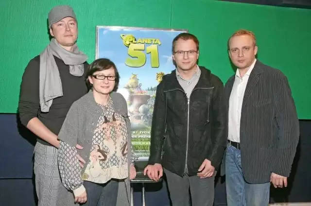Bartosz Wierzbięta (z lewej) razem z reżyserką polskiej wersji "Planety 51", Elżbietą Kopocińską-Bednarek oraz Maciejem Stuhrem i Piotrem Adamczykiem