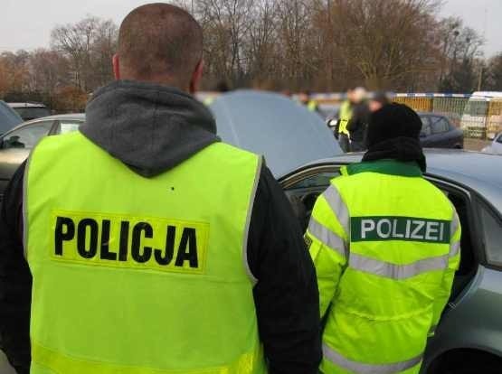 Nalot niemieckiej policji na giełdę we Wrocławiu. Znalazła kilka kradzionych aut (ZDJĘCIA, FILM)