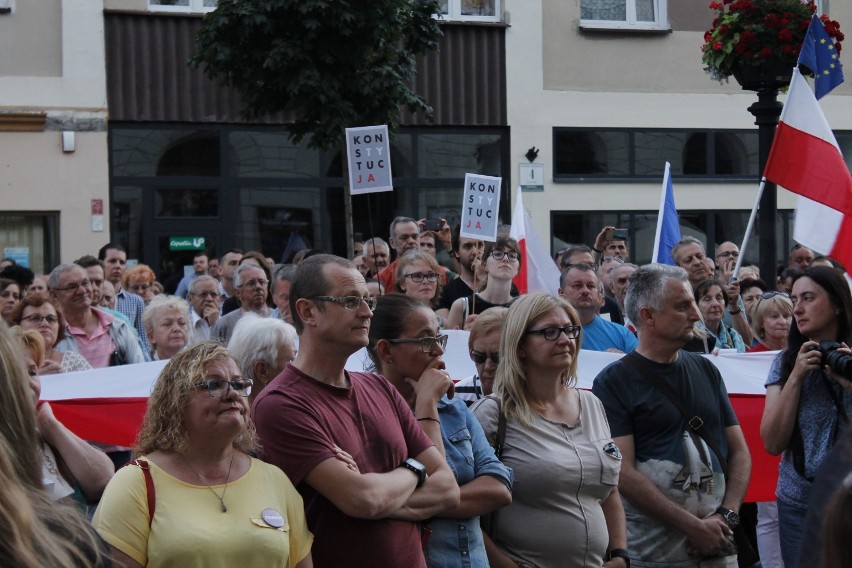 Niedzielny protest w sprawie sądów w Legnicy [ZDJĘCIA]