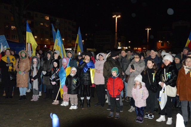 W rocznicę zbrojnej napaści Rosji na Ukrainę na placu Pokoju w Lęborku odbył się wiec solidarności z naszym sąsiadem.