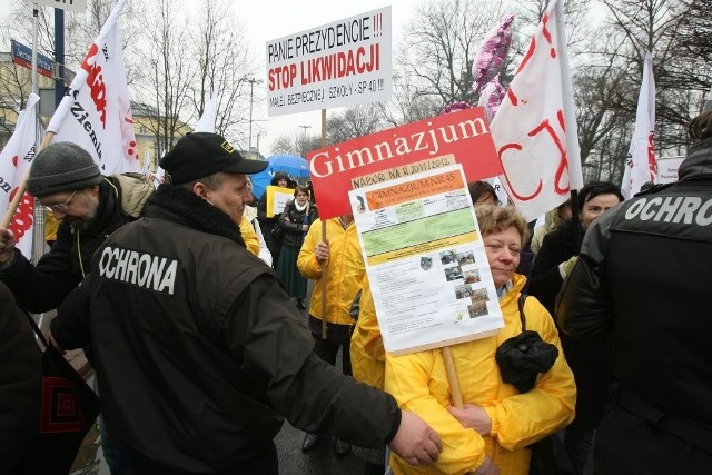 Około 40 związkowców z oświatowej sekcji Solidarności pojawiło się z transparentami przed halą Expo.