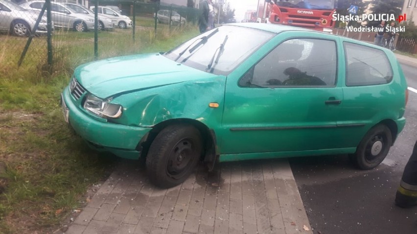 Z nieznanych przyczyn volkswagen polo zjechał z jezdni i...