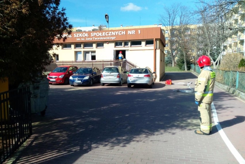 Strażacy ewakuowali prawie setkę dzieci i pracowników ze społecznej szkoły podstawowej w Rzeszowie [ZDJĘCIA]
