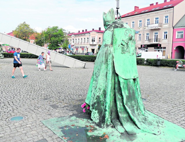 Pomnik Jana Pawła II już ponad rok czeka na oczyszczenie