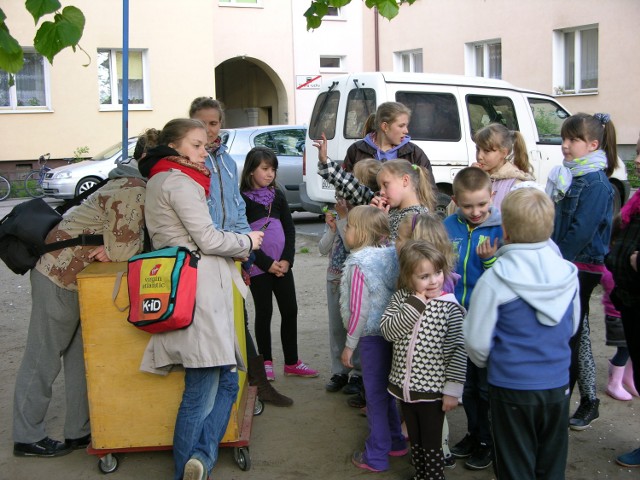 Teatr Realistyczny wyszedł na podwórko, do skierniewickich dzieci. Teatr realizuje projekt „Na podwórko!”. Poniedziałek, 5 maja, był pierwszym dniem zajęć na podwórku przy ul. Żwirki 3.