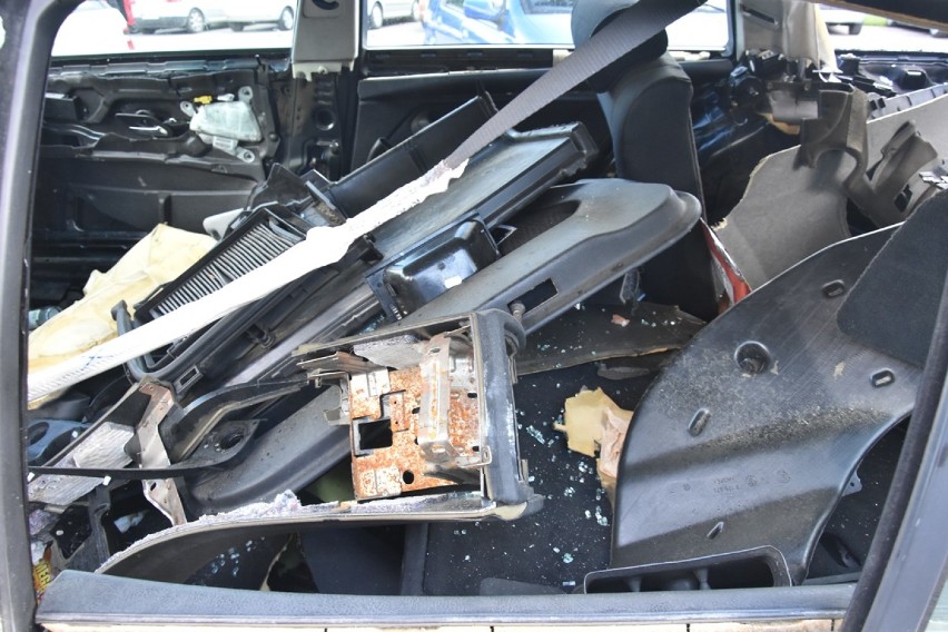 Zobaczcie jak wandale zniszczyli auto w Legnicy [ZDJĘCIA]