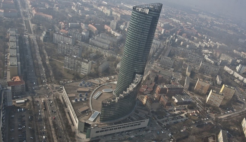 Zobacz Sky Tower i Wrocław z pokładu śmigłowca (FILM, ZDJĘCIA)