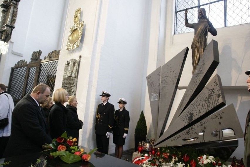 Gdańsk: Odsłonięcie pomnika dla ofiar spod Smoleńska w bazylice Mariackiej (ZDJĘCIA)