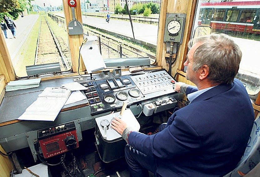 W pociągach brakuje maszynistów, a tymczasem w administracji...