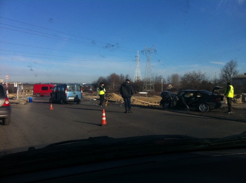 Kalinówka: Czołowe zderzenie BMW i fiata. Dwie osoby ranne