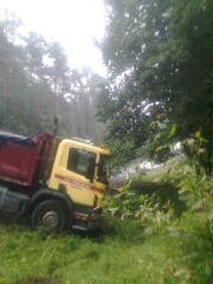 Miastko. Ciężarowa Scania stanęła w poprzek na zakręcie w ok. Kowalewic. Droga była zablokowana