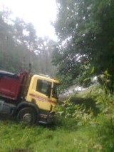 Miastko. Ciężarowa Scania stanęła w poprzek na zakręcie w ok. Kowalewic. Droga była zablokowana