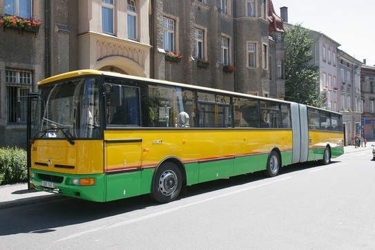 Wałbrzyscy kontrolerzy będą sprawdzać pasażerów jeszcze przed wejściem do autobusu