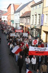 Marsz w Rybniku w 2. rocznicę katastrofy smoleńskiej [ZDJĘCIA i WIDEO]