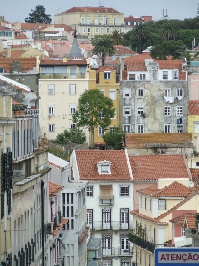 Kamieniczki Lizbony sprawiają wrażenie uczepionych na wzg&oacute;rzu. Fot. Robert Wojteczek