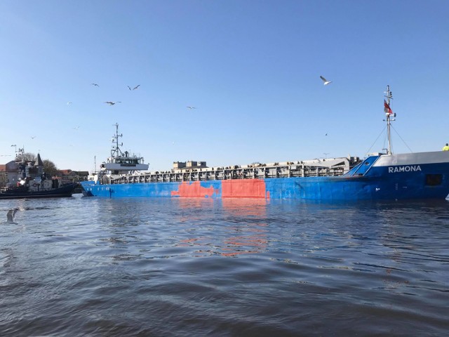 Do usteckiego portu zawitał statek Ramona transportujący kruszywo. Ma 75 metrów długości i robi spore wrażenie w Ustce.