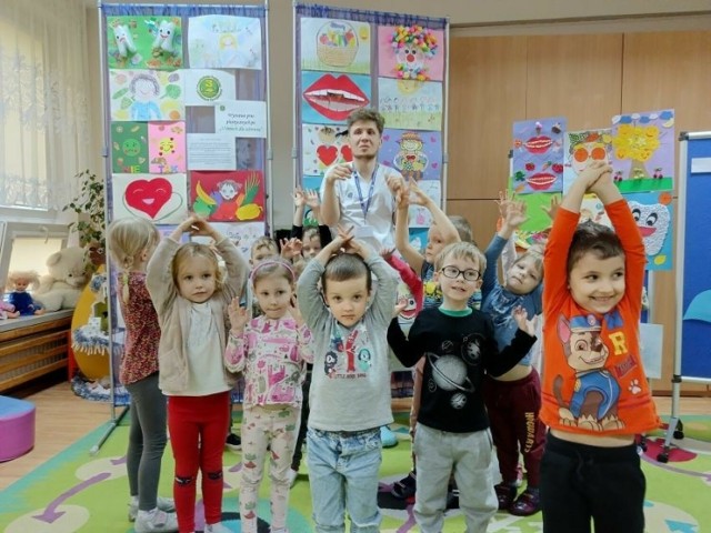 Dzieci z przedszkola numer 3 w Radomiu przygotowały obrazki na Dzień Chorego i wzięły udział w zajęciach o zdrowiu, które prowadzili pracownicy Radomskiego Szpitala Specjalistycznego.